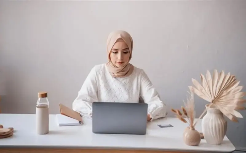 يبدأ غداً.. كيف ينظم القانون حقوقك في حالة العمل من البيت؟